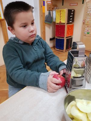 Zdjęcie 4 - Ćwiczymy rączki w musie jabłkowym