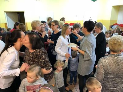 Zdjęcie 6 - "JEST TAKI DZIEŃ..." RELACJA Z PRZEDSZKOLNEJ WIGILII