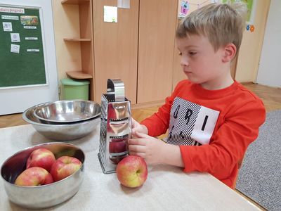 Zdjęcie 3 - Ćwiczymy rączki w musie jabłkowym