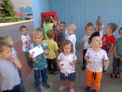 Zdjęcie 8 - Wymiana pocztówkowa - wysyłamy listy do innych przedszkoli