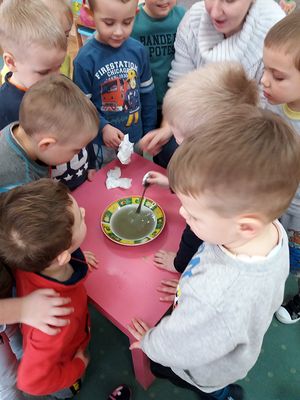 Zdjęcie 33 - Maleństwa eksperymentują w Laboratorium 4 żywiołów