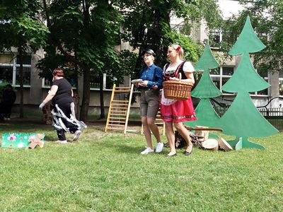 Zdjęcie 25 - Dzień Dziecka - Przedstawienie nauczyciele dzieciom "Jaś I Małgosia"