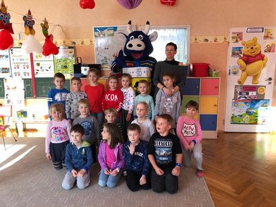 Zdjęcie 4 - Byczek Unii Leszno odwiedził nasze przedszkole