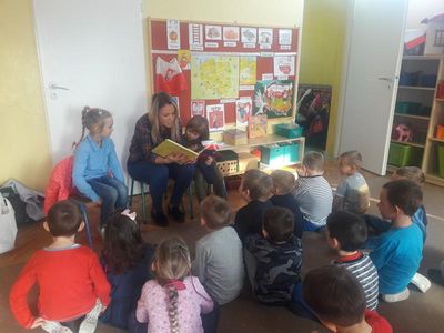 Zdjęcie 4 - CZYTANIE - REALIZACJA PROJEKTÓW MAŁY MIŚ W ŚWIECIE WIELKIEJ LITERATURY ORAZ BOHATER TYGODNIA