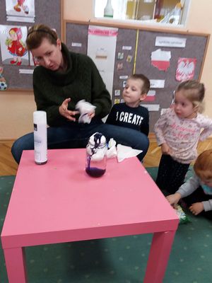Zdjęcie 3 - Maleństwa eksperymentują w Laboratorium 4 żywiołów