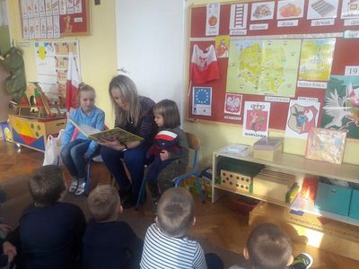 Zdjęcie 1 - CZYTANIE - REALIZACJA PROJEKTÓW MAŁY MIŚ W ŚWIECIE WIELKIEJ LITERATURY ORAZ BOHATER TYGODNIA