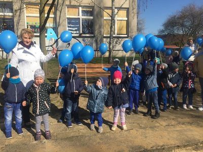 Zdjęcie 2 - ŚWIATOWY DZIEŃ ŚWIADOMOŚCI AUTYZMU W NASZYM PRZEDSZKOLU