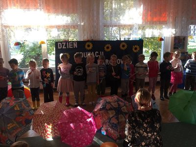Zdjęcie 2 - DZIEŃ WYJĄTKOWY... CZYLI ŚWIĘTUJEMY "DZIEŃ EDUKACJI NARODOWEJ"