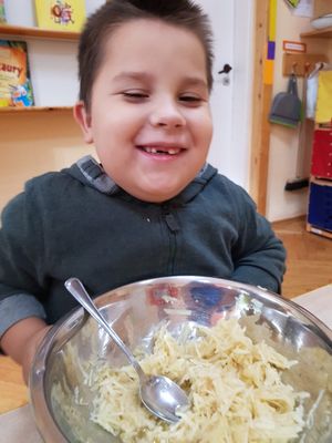 Zdjęcie 12 - Ćwiczymy rączki w musie jabłkowym