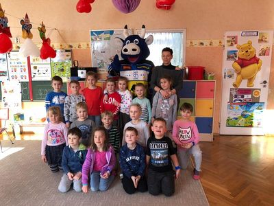 Zdjęcie 1 - Byczek Unii Leszno odwiedził nasze przedszkole