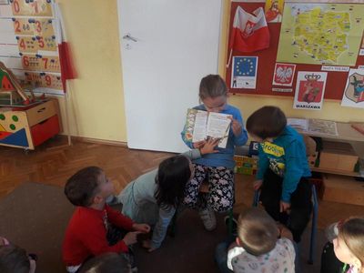 Zdjęcie 3 - CZYTANIE - REALIZACJA PROJEKTÓW MAŁY MIŚ W ŚWIECIE WIELKIEJ LITERATURY ORAZ BOHATER TYGODNIA