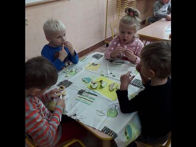 Zdjęcie 1 - KRÓLICZKI POZNAJĄ ŚWIAT WG KONCEPCJI F. FROEBLA