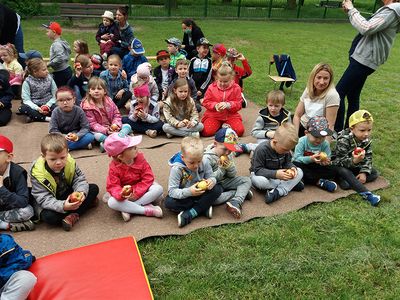 Zdjęcie 8 - Dzień Dziecka - Przedstawienie nauczyciele dzieciom "Jaś I Małgosia"
