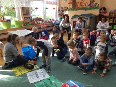 Zdjęcie 34 - "DRUŻYNA SEGREGOLANDII", CZYLI SPOTKANIE PRZEDSZKOLAKÓW Z PRZEDSTAWICIELEM KZGRL