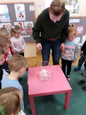 Zdjęcie 7 - Maleństwa eksperymentują w Laboratorium 4 żywiołów