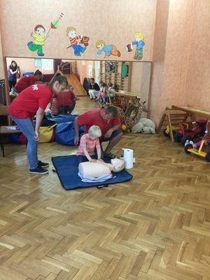 Zdjęcie 11 - RKO.... czyli przedszkolaki ćwiczą masaż serca