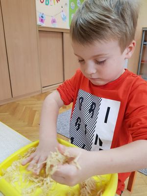 Zdjęcie 2 - Ćwiczymy rączki w musie jabłkowym
