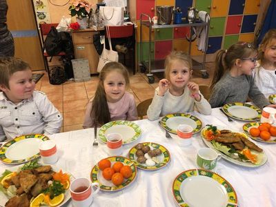 Zdjęcie 16 - "JEST TAKI DZIEŃ..." RELACJA Z PRZEDSZKOLNEJ WIGILII