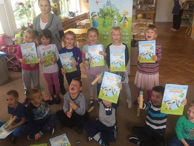 Zdjęcie 28 - "DRUŻYNA SEGREGOLANDII", CZYLI SPOTKANIE PRZEDSZKOLAKÓW Z PRZEDSTAWICIELEM KZGRL