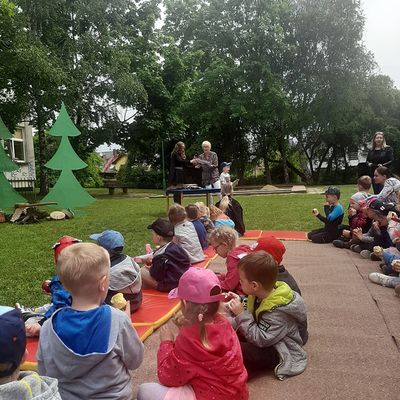 Zdjęcie 75 - Dzień Dziecka - Przedstawienie nauczyciele dzieciom "Jaś I Małgosia"