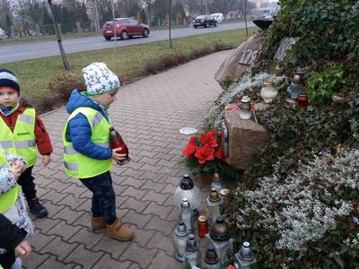 Zdjęcie 2 - Wyjścia pod pomniki pamięci