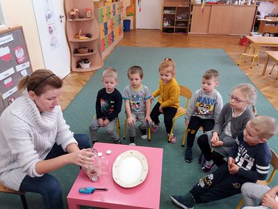 Zdjęcie 40 - Maleństwa eksperymentują w Laboratorium 4 żywiołów