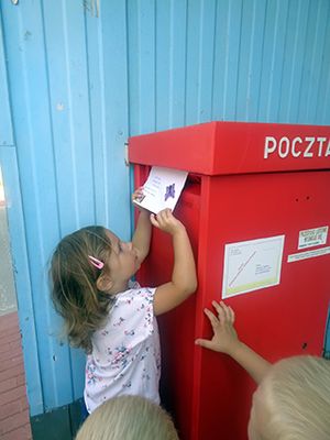 Zdjęcie 7 - Wymiana pocztówkowa - wysyłamy listy do innych przedszkoli
