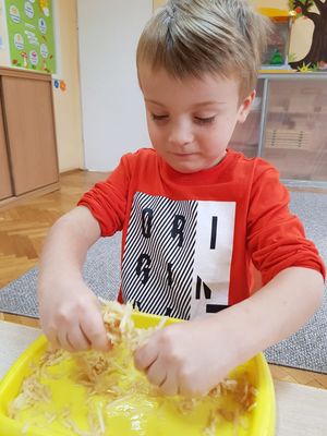 Zdjęcie 20 - Ćwiczymy rączki w musie jabłkowym