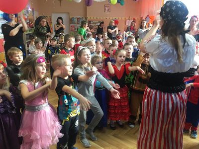 Zdjęcie 14 - W KARNAWALE PRZEDSZKOLAKI BAWIĄ SIĘ WSPANIALE
