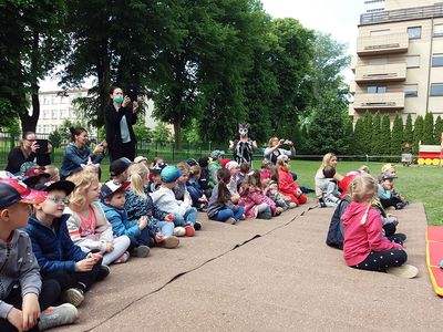 Zdjęcie 28 - Dzień Dziecka - Przedstawienie nauczyciele dzieciom "Jaś I Małgosia"