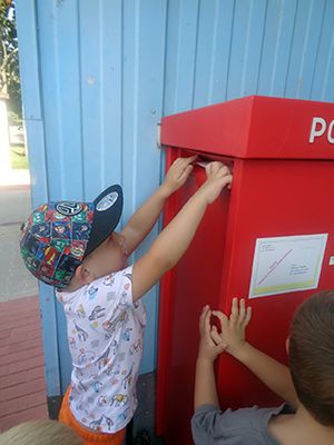 Zdjęcie 4 - Wymiana pocztówkowa - wysyłamy listy do innych przedszkoli