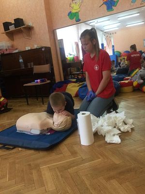 Zdjęcie 3 - RKO.... czyli przedszkolaki ćwiczą masaż serca