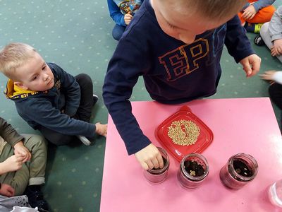 Zdjęcie 30 - Maleństwa eksperymentują w Laboratorium 4 żywiołów