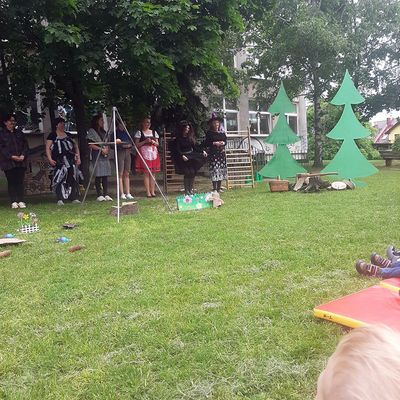 Zdjęcie 87 - Dzień Dziecka - Przedstawienie nauczyciele dzieciom "Jaś I Małgosia"