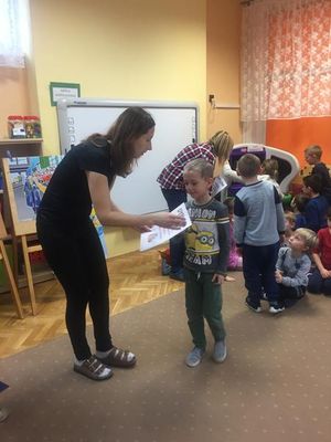 Zdjęcie 2 - PODSUMOWANIE KONKURSU PLASTYCZNEGO "RATOWNIK MEDYCZNY - BOHATER DNIA CODZIENNEGO"
